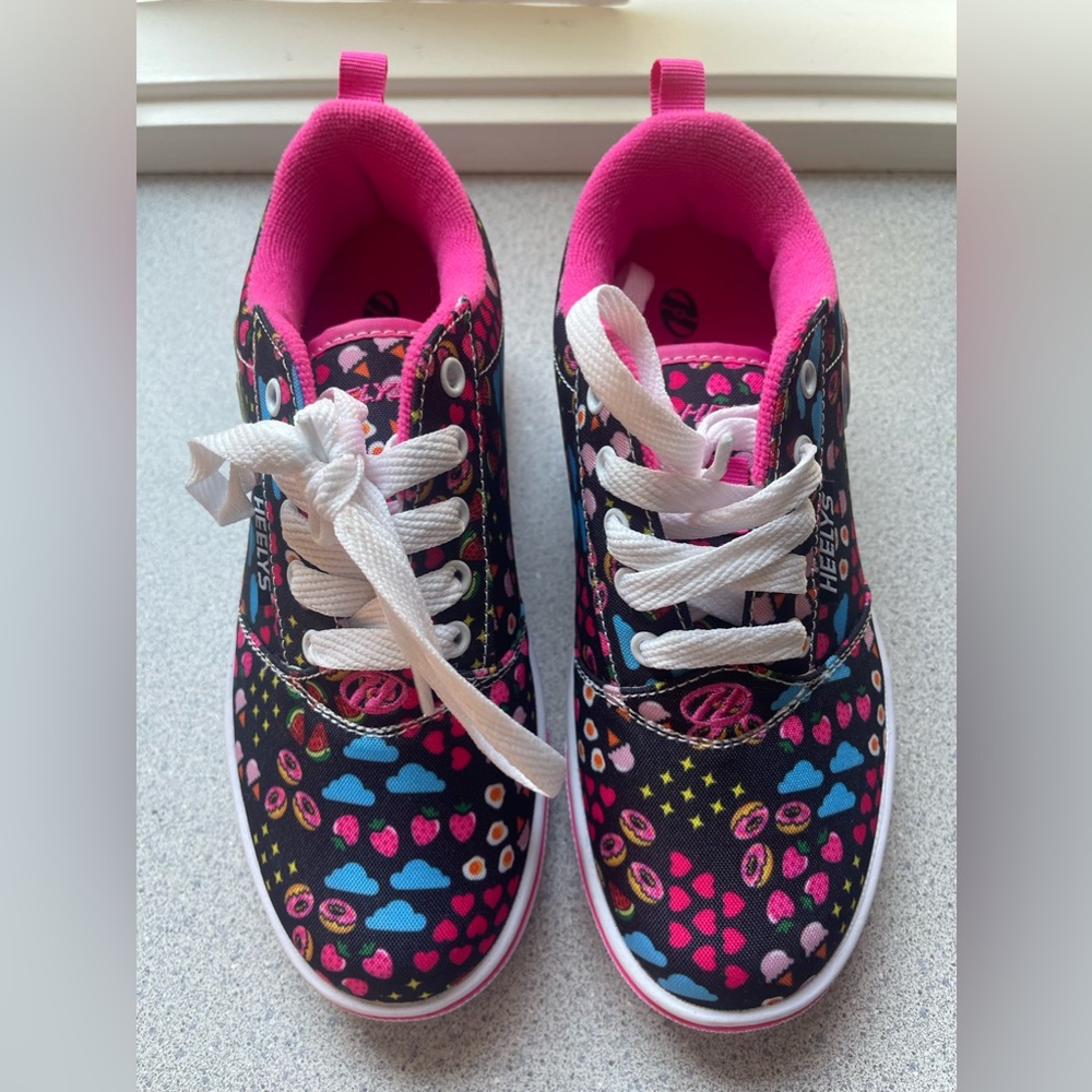 Girls Heelys size 3